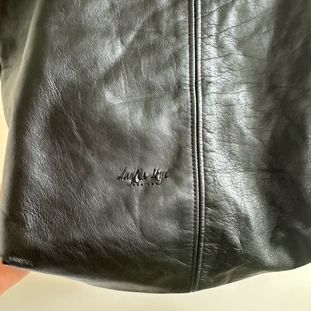 Make an offer! Elegant Black Leather Tote Bag - Picture 2 of 6